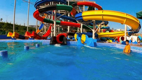 Equipo de la piscina pequeño tobogán en espiral para el patio comercial al aire libre