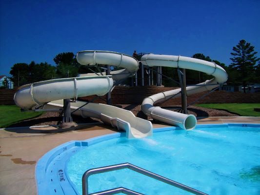 Parque acuático al aire libre Piscina emocionante tobogán para adultos