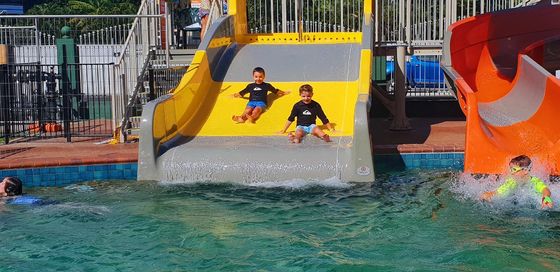 Casa por encima de la piscina Fibra de vidrio tobogán de agua para niños Juego de agua