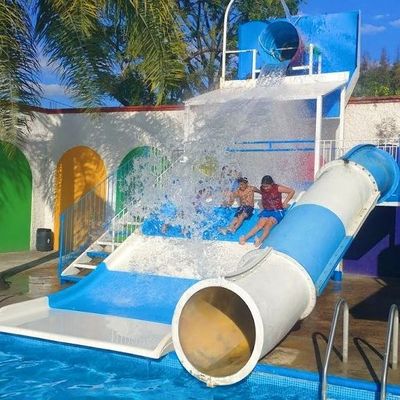 Parque de juegos de agua instalaciones de spray niños piscina tobogán de fibra de vidrio