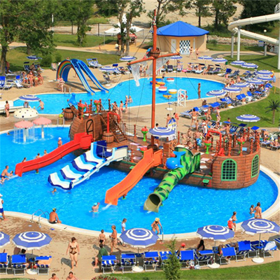 Parque acuático infantil popular, zona de juegos acuáticos, piscina con toboganes y barco pirata con áreas de chapoteo