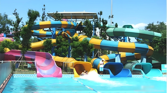Un buen precio. 2025 Nueva piscina al aire libre tobogán de fibra de vidrio equipo de juego acuático parque infantil diseño personalizado para adultos en línea