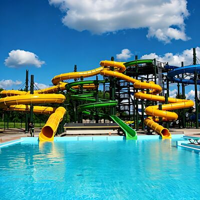 Toboganes de fibra de vidrio comerciales Toboganes en espiral personalizados para parques acuáticos, resorts y hoteles con ROHS