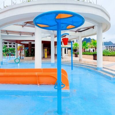 Parque acuático de fibra de vidrio Equipo de juego acuático giratorio de acero inoxidable para niños Parque acuático Splash Pad Resort