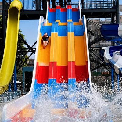 Piscina comercial de fibra de vidrio tobogán acuático arco iris uso de alta velocidad para parque de diversiones