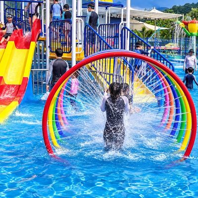 Un buen precio. Equipo de juegos acuáticos con aspersores de anillo de arcoíris, característica interactiva de fibra de vidrio para piscinas infantiles en línea