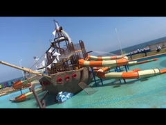 Parque acuático infantil popular, zona de juegos acuáticos, piscina con toboganes y barco pirata con áreas de chapoteo
